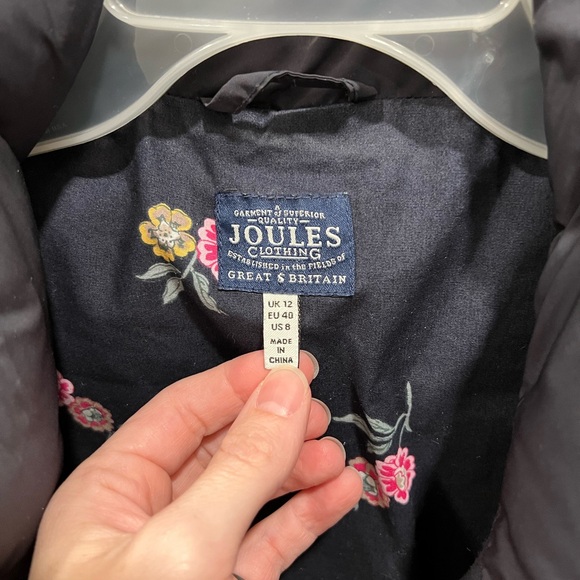 JOULES NAVY/FLORAL PUFFER VEST—-WOMENS US SIZE 8 - Picture 2 of 4